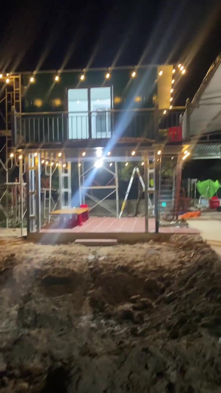 Góc nhìn toàn cảnh công trình nhà thép ban đêm