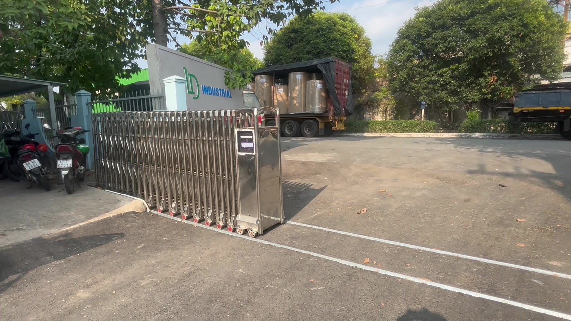 Cổng xếp inox thu hồi lại vị trí mở để kiểm tra hành trình