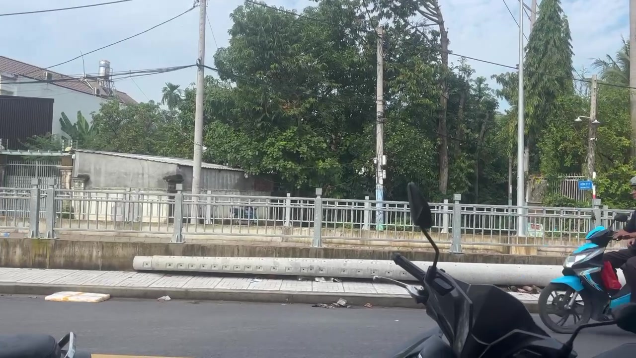 Cận cảnh chân trụ lan can với bản mã và sườn tăng cứng hàn vững chắc