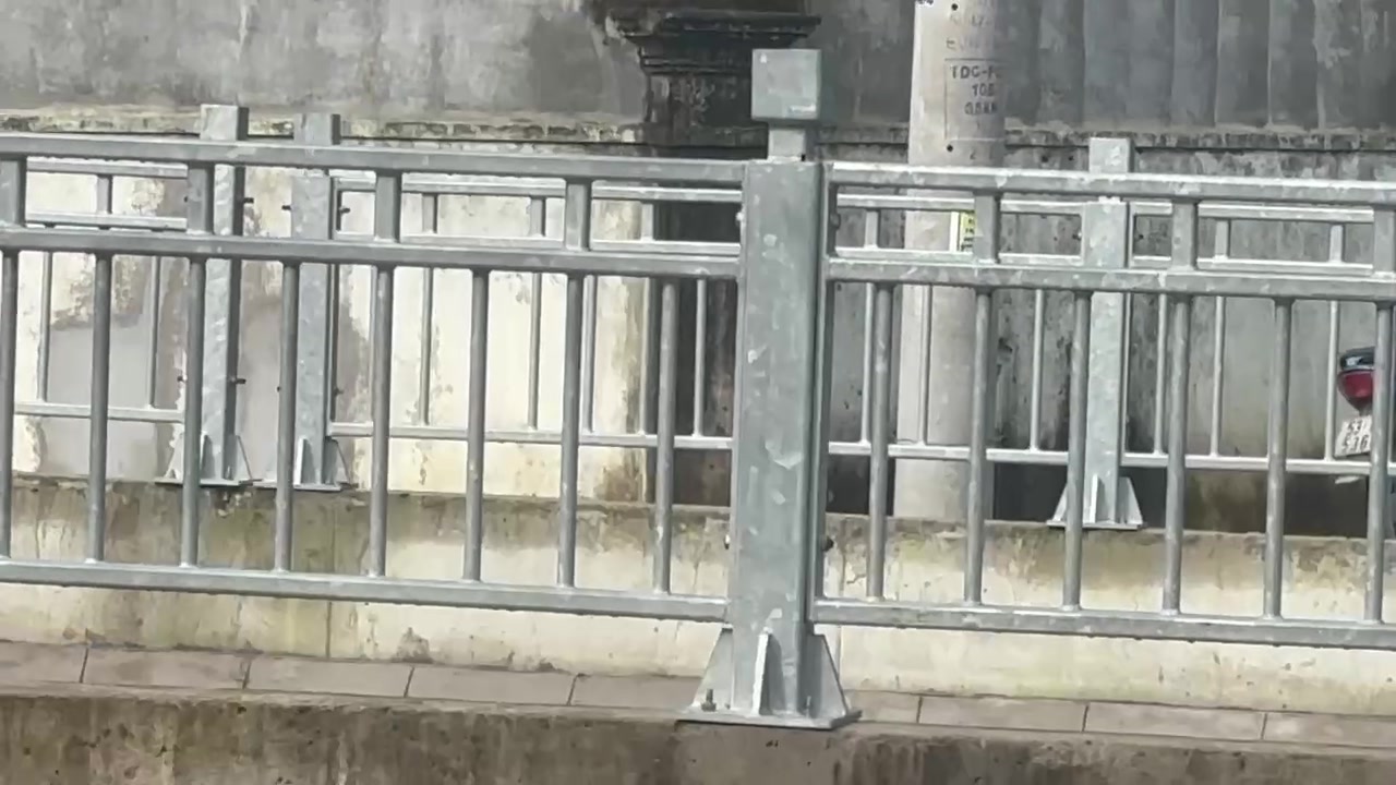 Đoạn tuyến lan can kéo dài dọc theo tuyến đường dân cư ven kênh