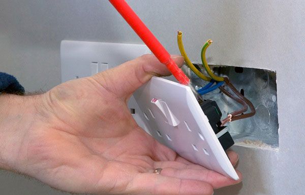 6 Dấu Hiệu Cho Thấy Bạn Cần Nâng Cấp Hệ Thống Điện Và Tự Động Hóa Cho Công Trình.
